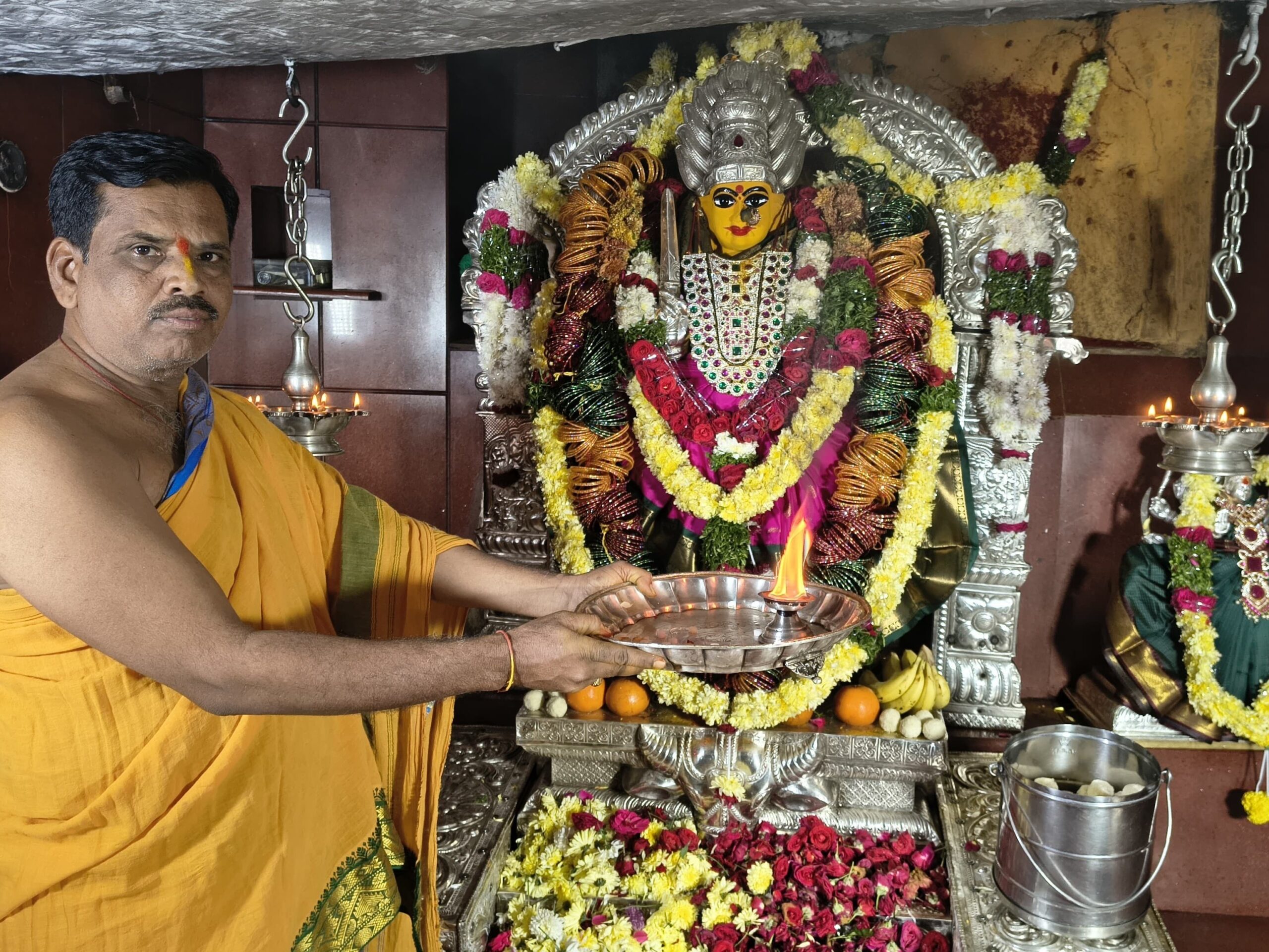 శ్రీ ఏడుపాయల అమ్మ వారికి ప్రత్యేక పూజలు