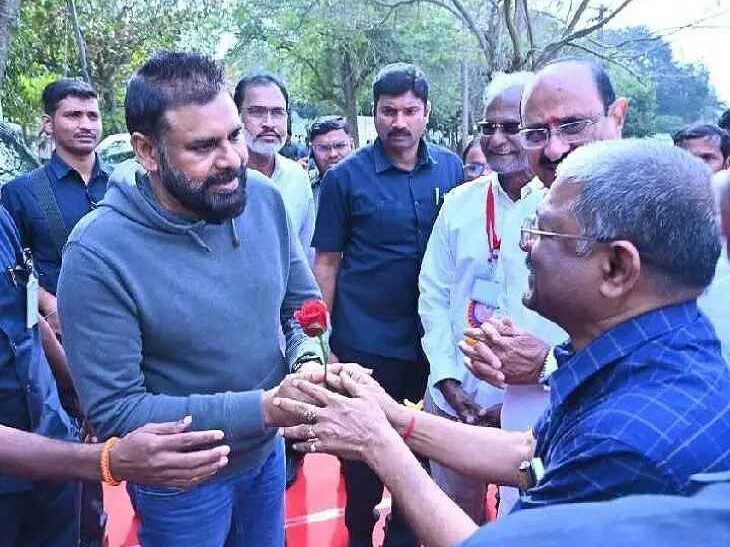 పవన్ ని కలిసిన కమిషనర్… అభివృద్ధి పనులపై చర్చ