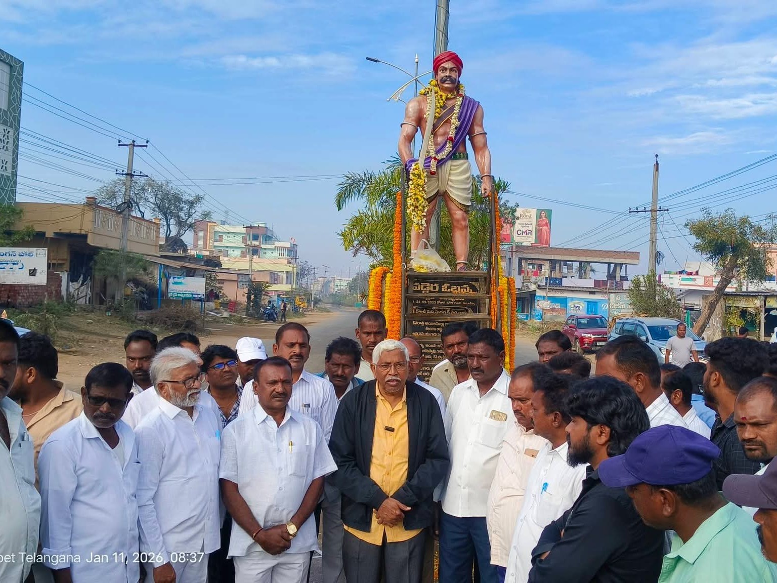 వడ్డెర ఓబన్న విగ్రహానికి నివాళులర్పించిన ప్రొఫెసర్ కోదండరాం