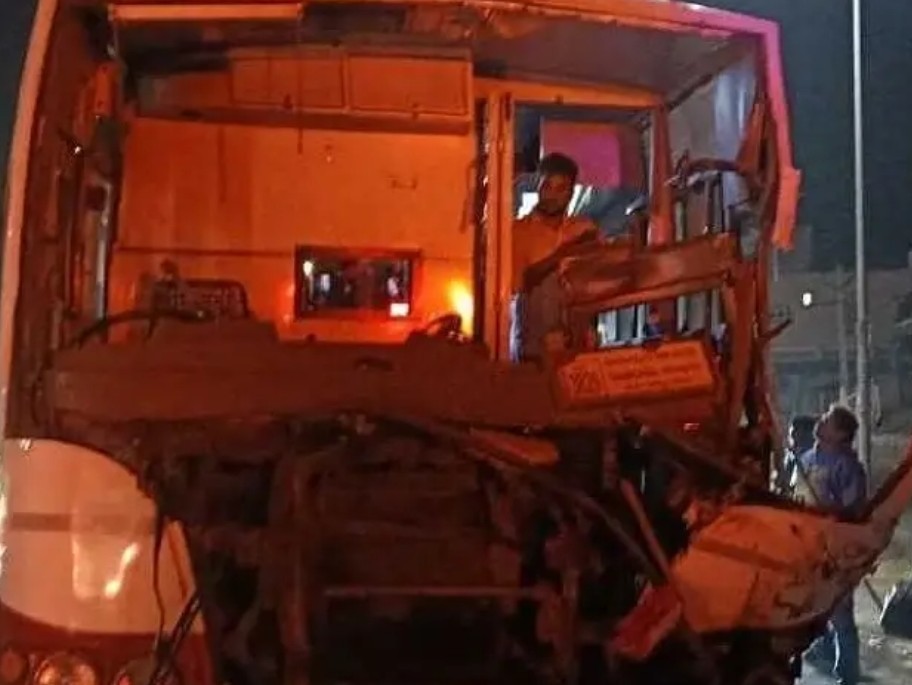 ముందు వెళ్తున్న వాహనాన్ని ఢీకొట్టిన ఆర్టీసీ బస్సు..!