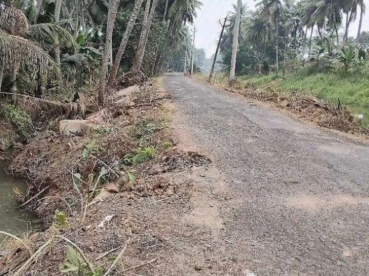 రహదారిపై పొంచివున్న ప్రమాదం