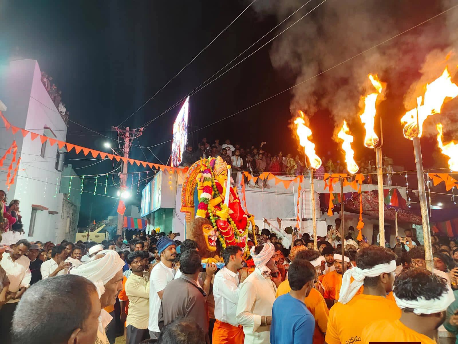 తేరన్నపల్లి పెద్దమ్మతల్లి జాతరకు పోటెత్తిన భక్తులు