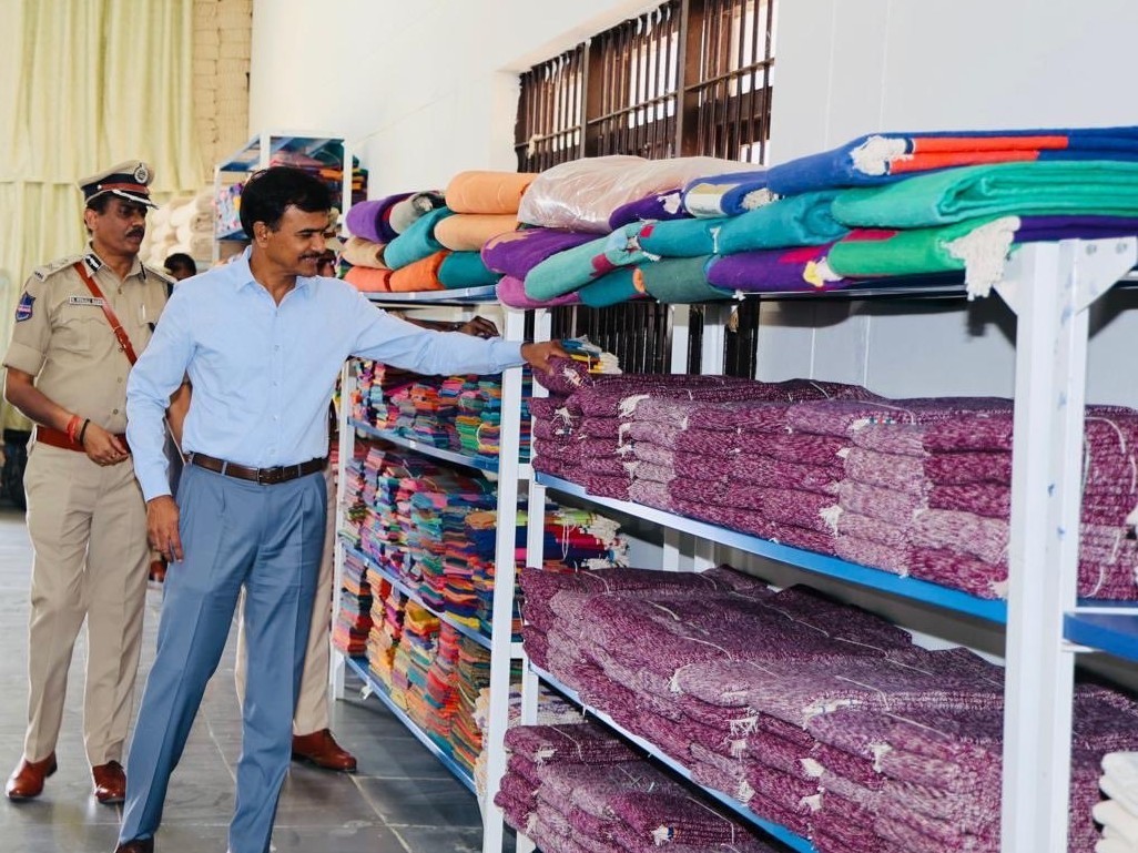 GREAT.. ఖైదీలే దుప్పట్లు, సబ్బులు తయారు చేస్తున్నారు!