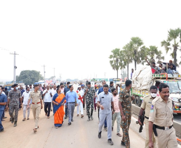 జాతర అభివృద్ధి పనులను పర్యవేక్షించిన మంత్రి సీతక్క