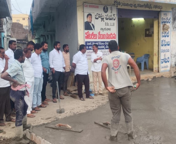 సీసీ రోడ్డు పనులు ప్రారంభించిన TPCC సభ్యుడు