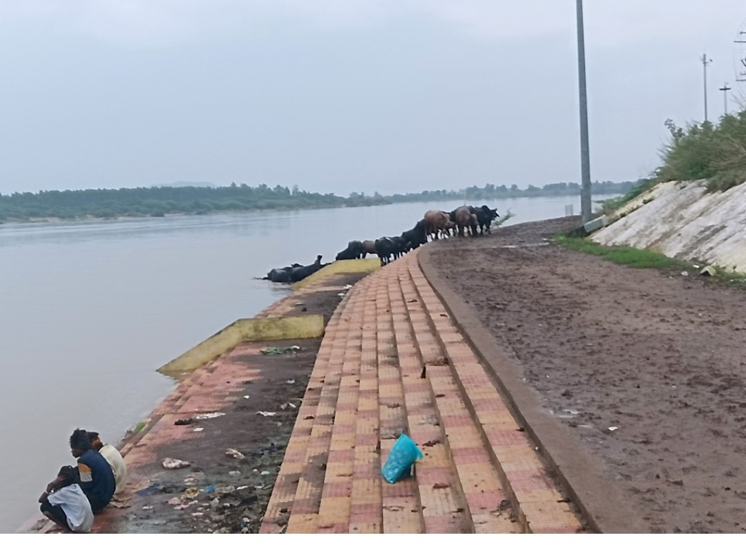 పుష్కర ఘాట్ల వద్ద అపరిశుభ్రత.. భక్తుల ఆందోళన