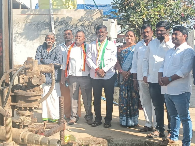 నూతన బోర్ నిర్మాణ పనులు ప్రారంభించిన డీసీసీ అధ్యక్షులు