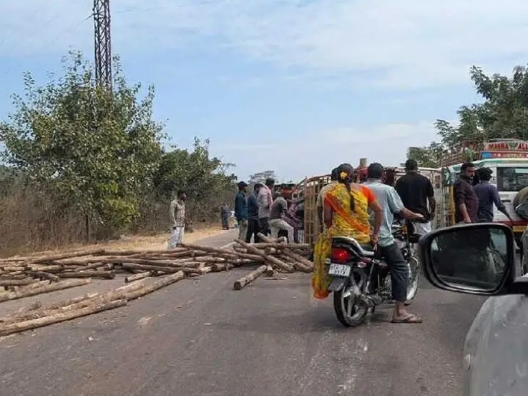 కర్రల లోడుతో వెళ్తున్న ట్రాలీ ఆటో బోల్తా