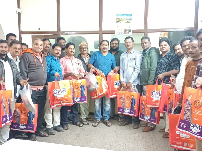 జర్నలిస్టులకు సంక్రాంతి కానుకలు