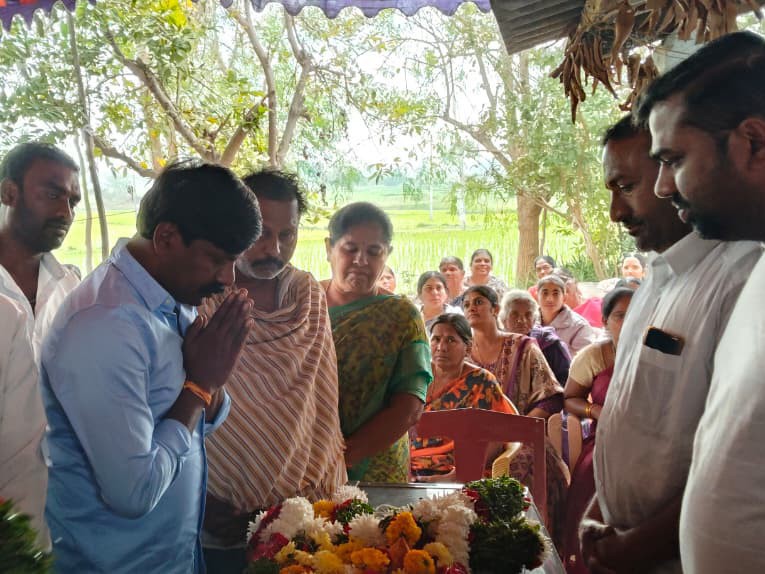 మాజీ సర్పంచ్ సతీమణికి ఎమ్మెల్యే నివాళులు