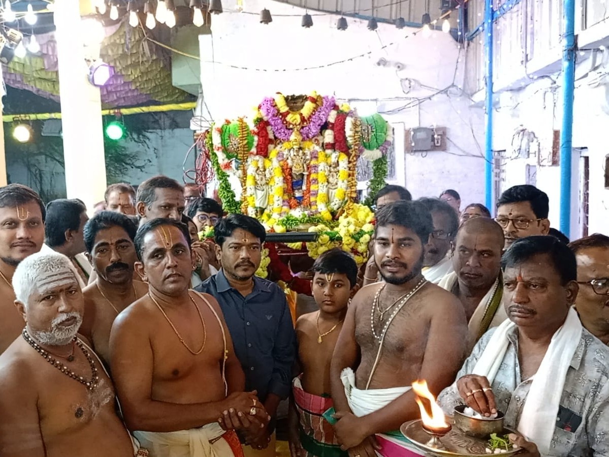 శ్రీ లక్ష్మీ సత్యనారాయణ స్వామిని దర్శించిన మేయర్