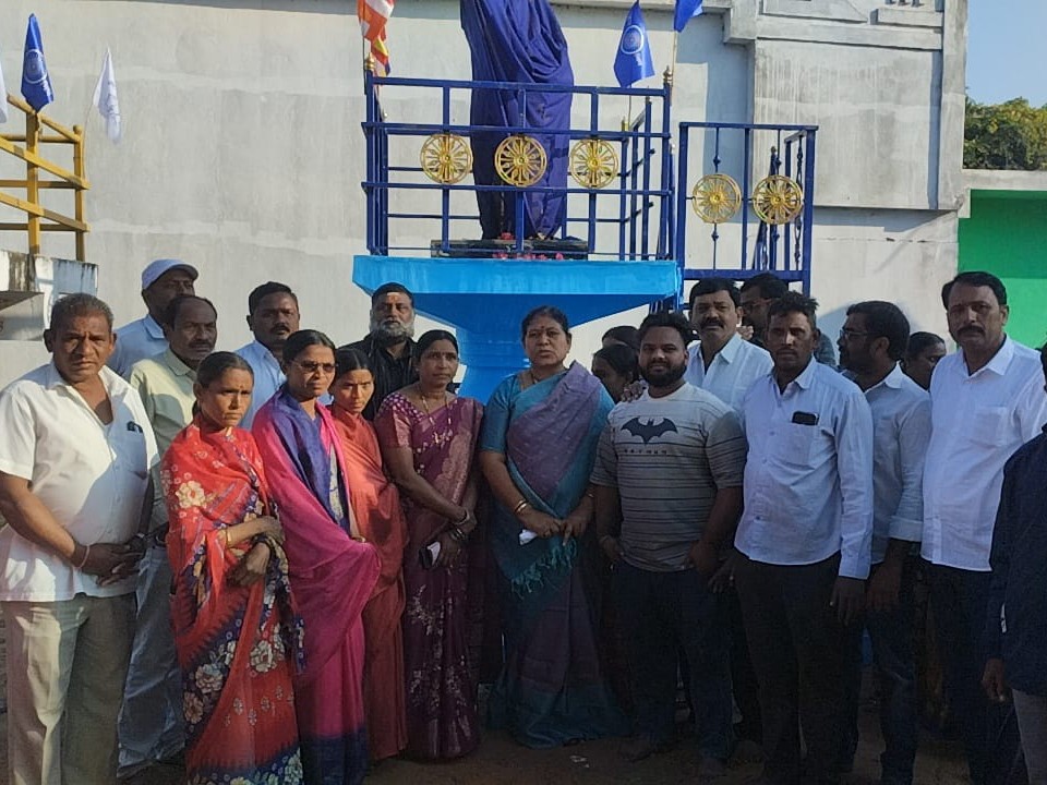 అంబేద్కర్ విగ్రహ ఆవిష్కరణలో పాల్గొన్న ఎమ్మెల్యే