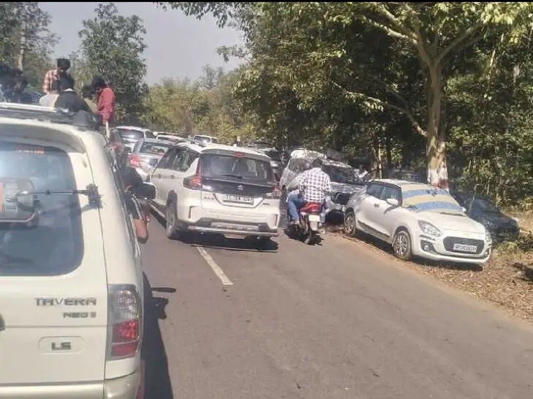 మేడారంలో స్తంభించిన ట్రాఫిక్