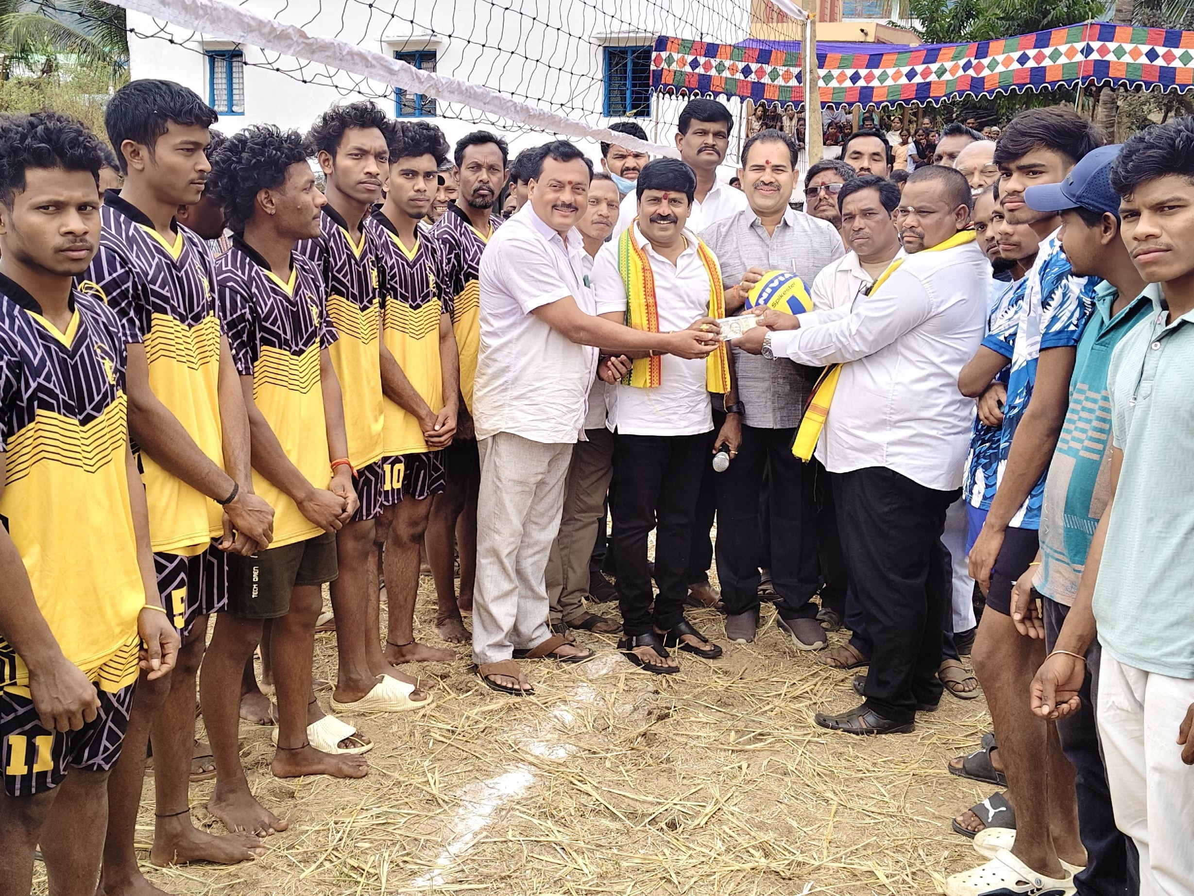 మెగా వాలీబాల్ టోర్నమెంట్‌ను  ప్రారంభించిన ఎమ్మెల్యే