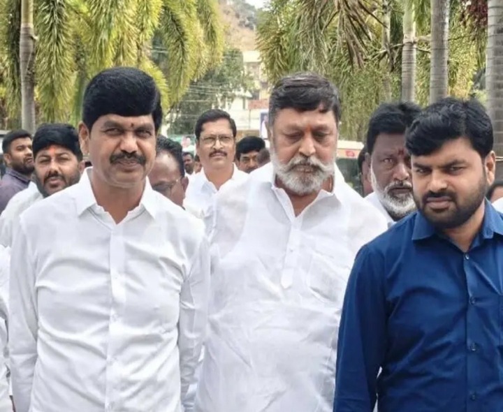 వైసీపీ సమావేశానికి హాజరైన మాజీ ఎమ్మెల్యే