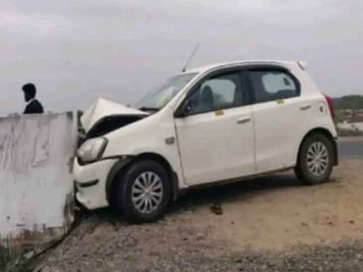 డివైడర్ ఢీకొట్టిన కారు ముందు భాగం నుజ్జు నుజ్జు