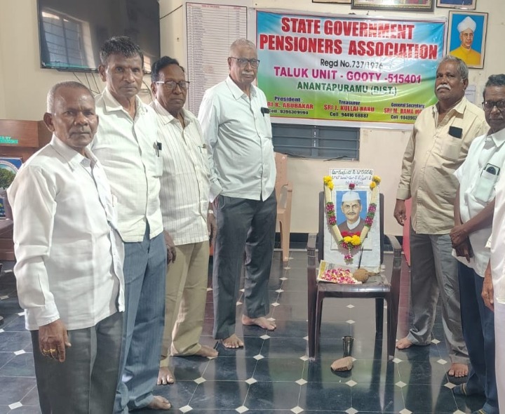 మాజీ ప్రధాని లాల్ బహుదూర్ శాస్త్రి కి ఘనంగా నివాళులు