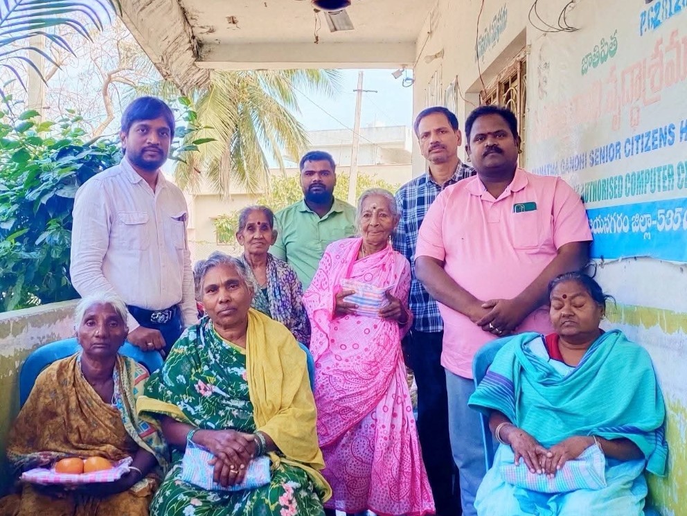 ఓల్డేజ్ హోమ్ వృద్ధులకు వస్త్రాలు పంపిణి