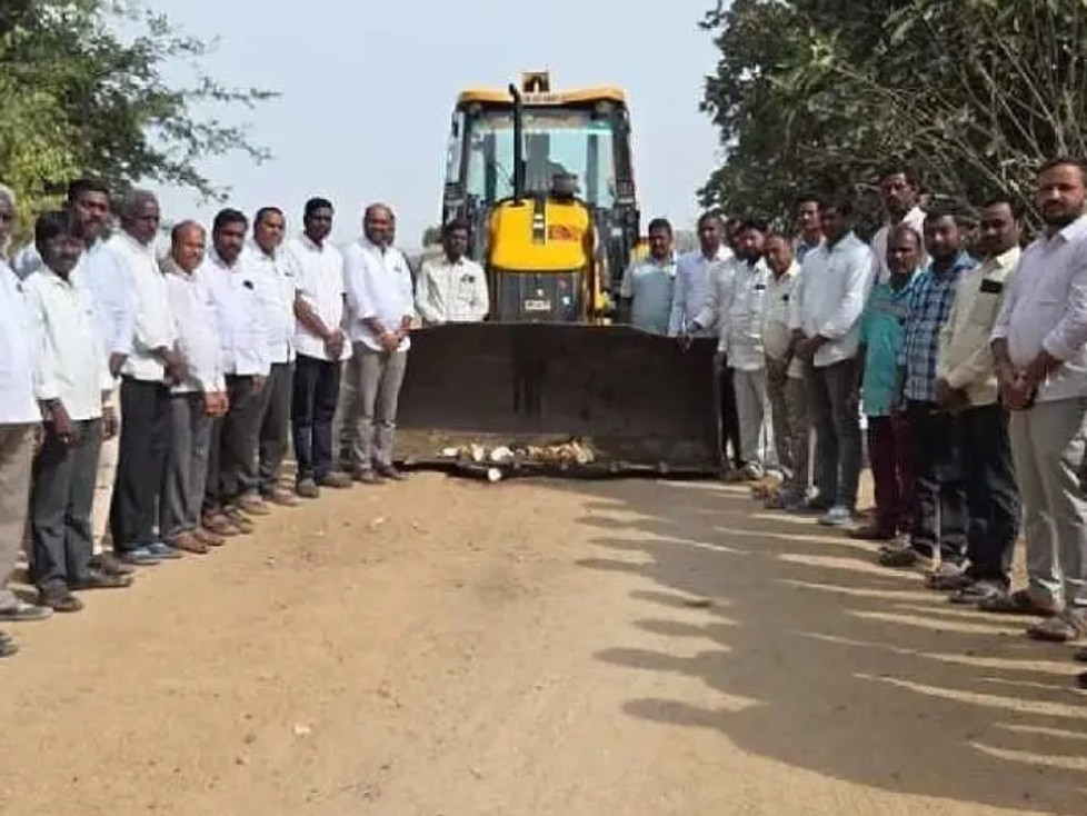 రోడ్డు నిర్మాణంతో రాకపోకలు సులభం