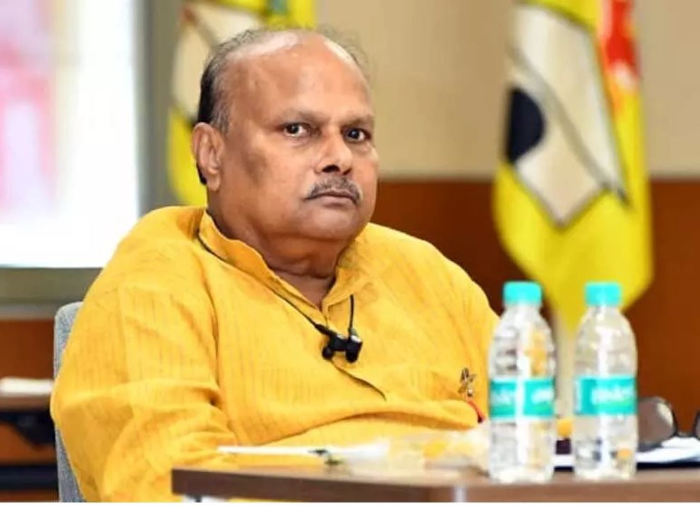 జగన్ నవ్వులపాలవుతున్నారు: యనమల