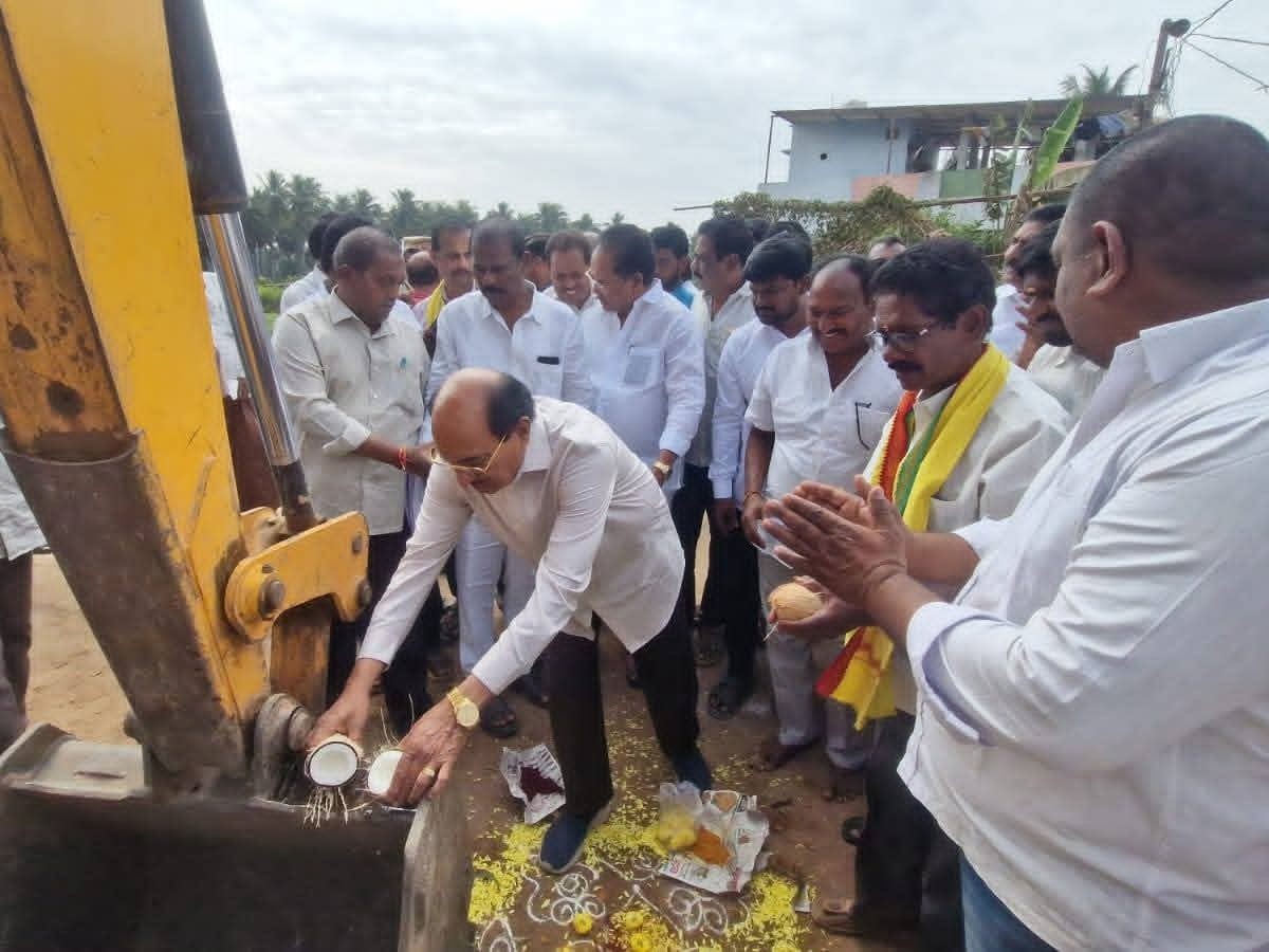 అభివృద్ధి పనులకు  శంకుస్థాపన చేసిన ఎమ్మెల్యే