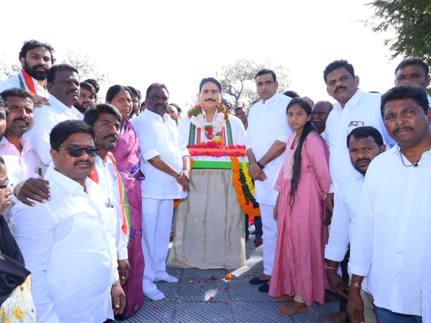 బండారు మల్లయ్య విగ్రహాన్ని ఆవిష్కరించిన ఎంపీ, ఎమ్మెల్యే