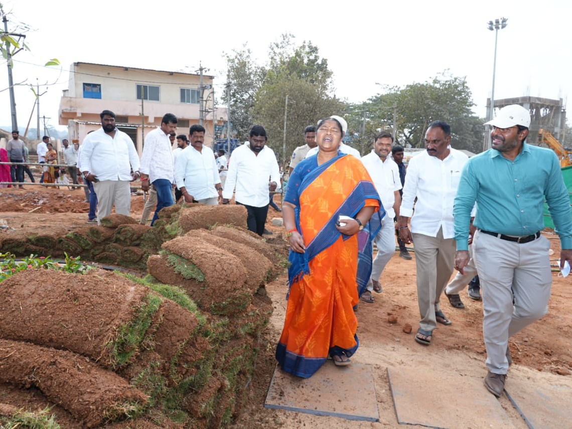 పార్కు పనులను పరిశీలించిన మంత్రి