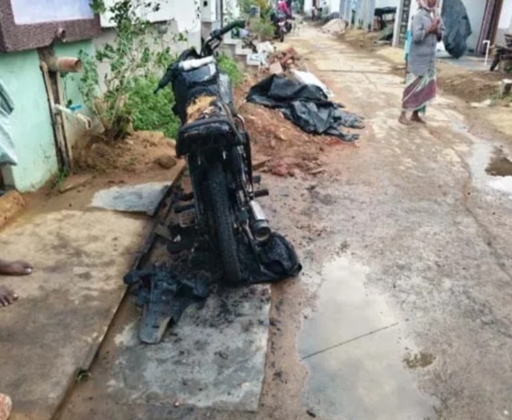 బైక్‌కు నిప్పు పెట్టిన గుర్తుతెలియని వ్యక్తులు