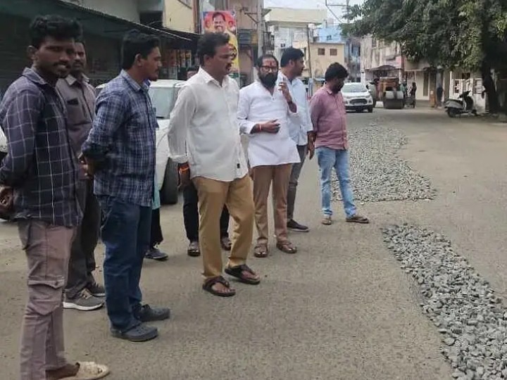 రహదారి మరమ్మతు పనులను పరిశీలించిన ఎమ్మెల్యే