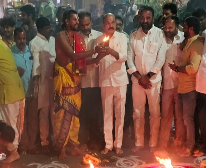 రథయాత్రలో ఎమ్మెల్యే ప్రత్యేక పూజలు