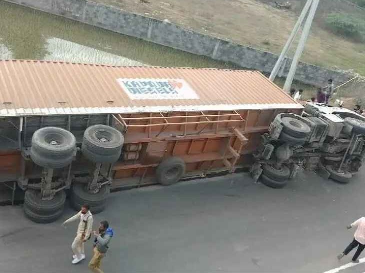 కంటైనర్ బోల్తా పడి రైతు దుర్మరణం