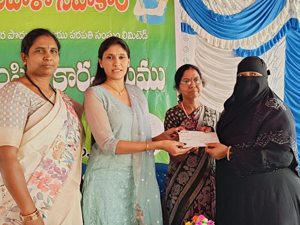 నంద్యాలలో మహిళలకు చెక్కులు పంపిణీ