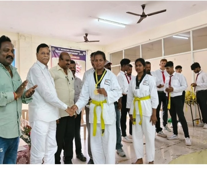 చిత్తూరు ఎమ్మెల్యే తండ్రి చేతల మీద బహుమతి అందజేత