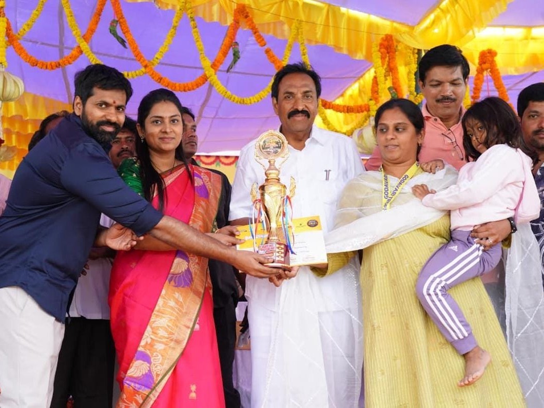 ఈత పోటీల విజేతలకు బహుమతులు అందజేసిన ఎమ్మెల్యే