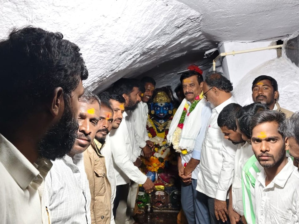 సింగరాల మల్లన్నను దర్శించుకున్న ఎమ్మెల్యే