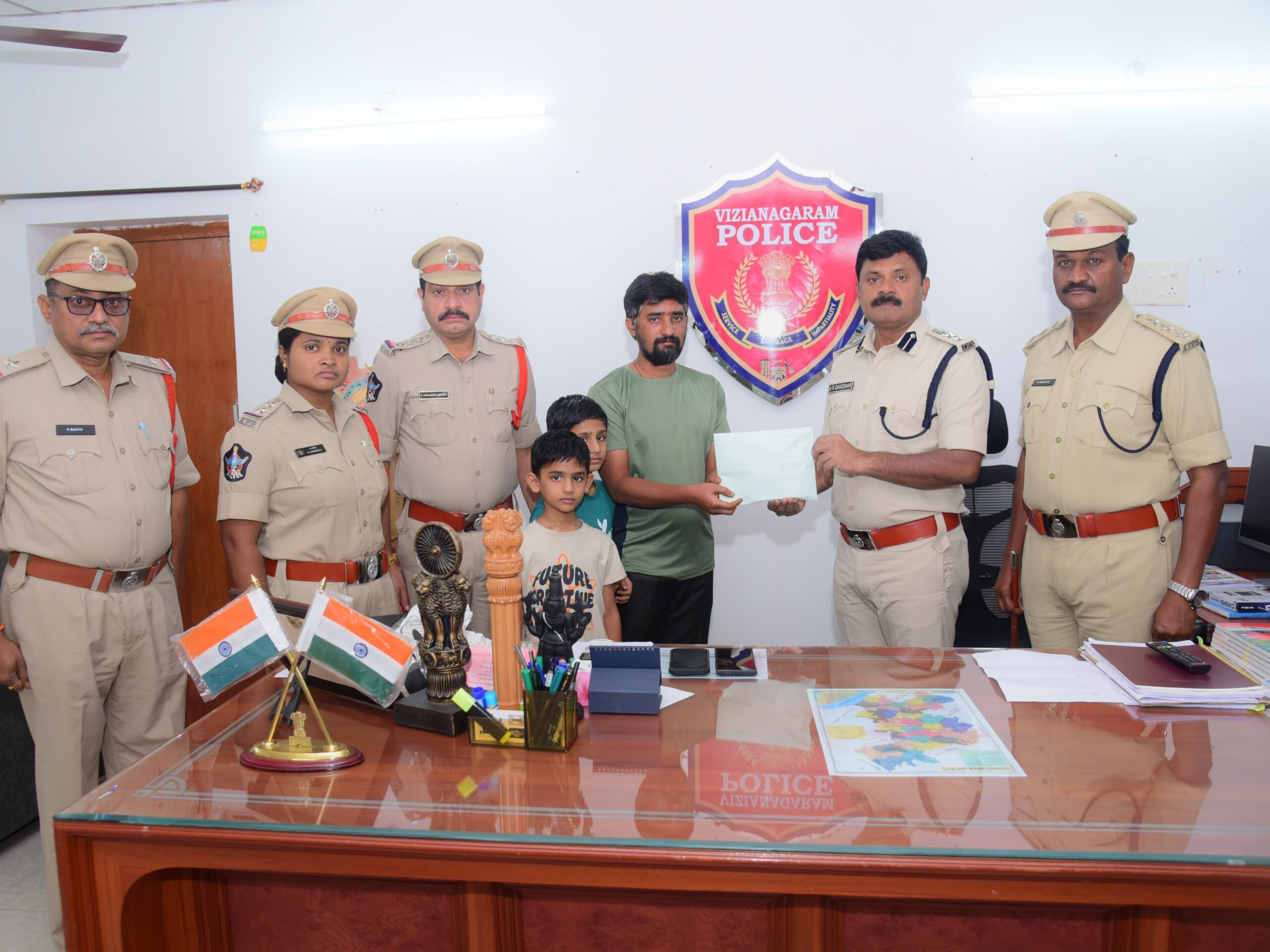 మానవత్వాన్ని చాటుకున్న పోలీసులు