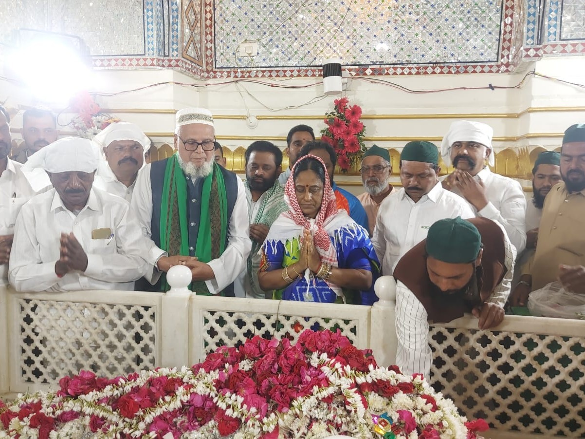 ఉర్సు ఉత్సవాల్లో ప్రత్యేక ప్రార్థనలు చేసిన మంత్రి