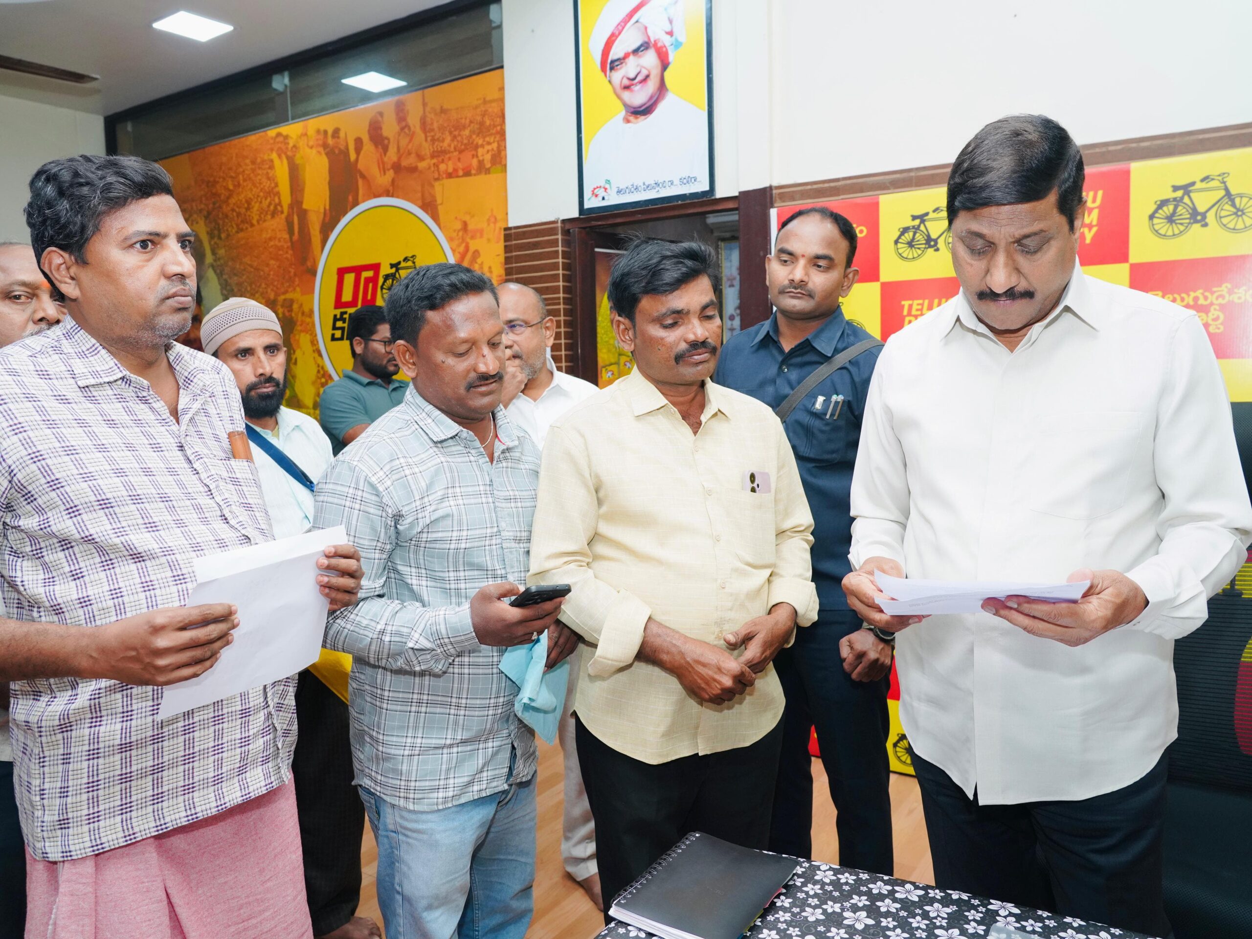 ప్రజల నుండి వినతులను స్వీకరించిన మంత్రి