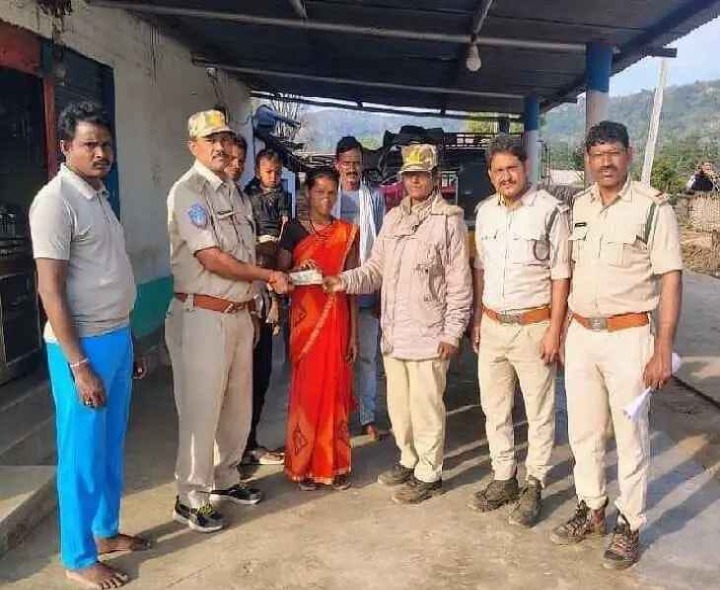 పులి దాడిలో లేగ దూడ మృతి.. పరిహారం అందజేత