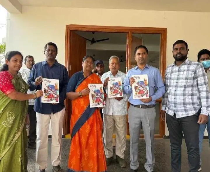 “సమ్మక్క.. ది గ్లోరీ ఆఫ్ మేడారం” పుస్తకాన్ని ఆవిష్కరించిన మంత్రి