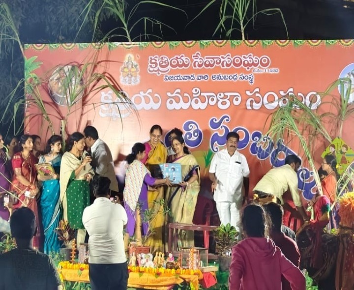 గెలుపోందిన విజేతలకు బహుమతులు