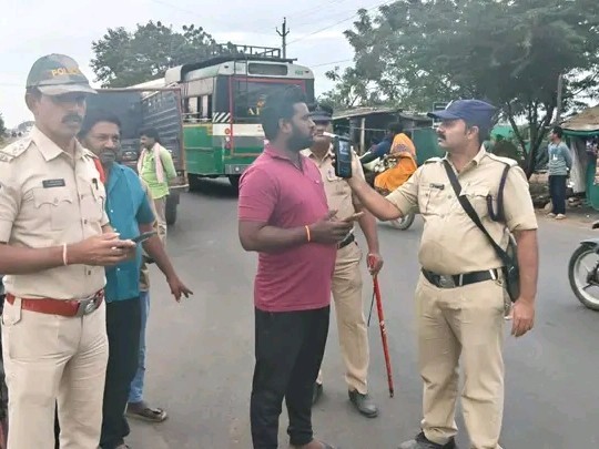 డ్రంక్ అండ్ డ్రైవ్ టెస్ట్‌లు నిర్వహించిన పోలీసులు