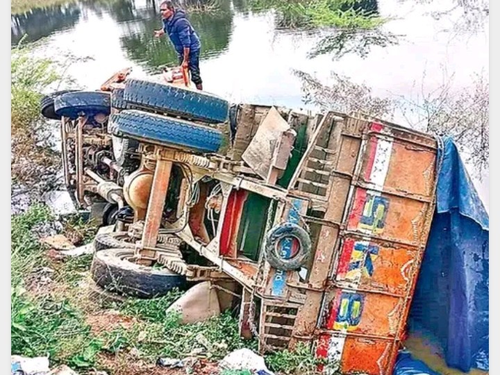 బోల్తా పడిన లారీ.. సరకు మొత్తం చోరీ!