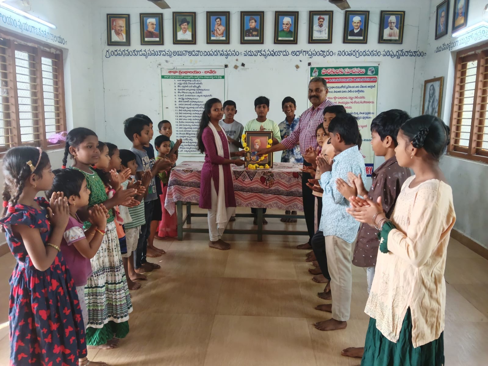 గ్రంథాలయంలో స్వామి వివేకానంద జన్మదిన వేడుకలు