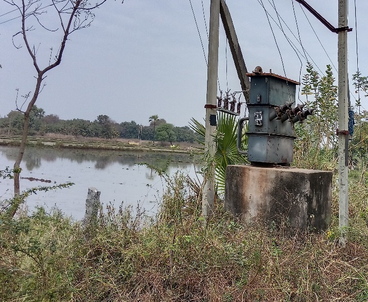 ప్రమాదకరంగా విద్యుత్ ట్రాన్స్ ఫార్మర్లు.. పట్టించుకోని అధికారులు