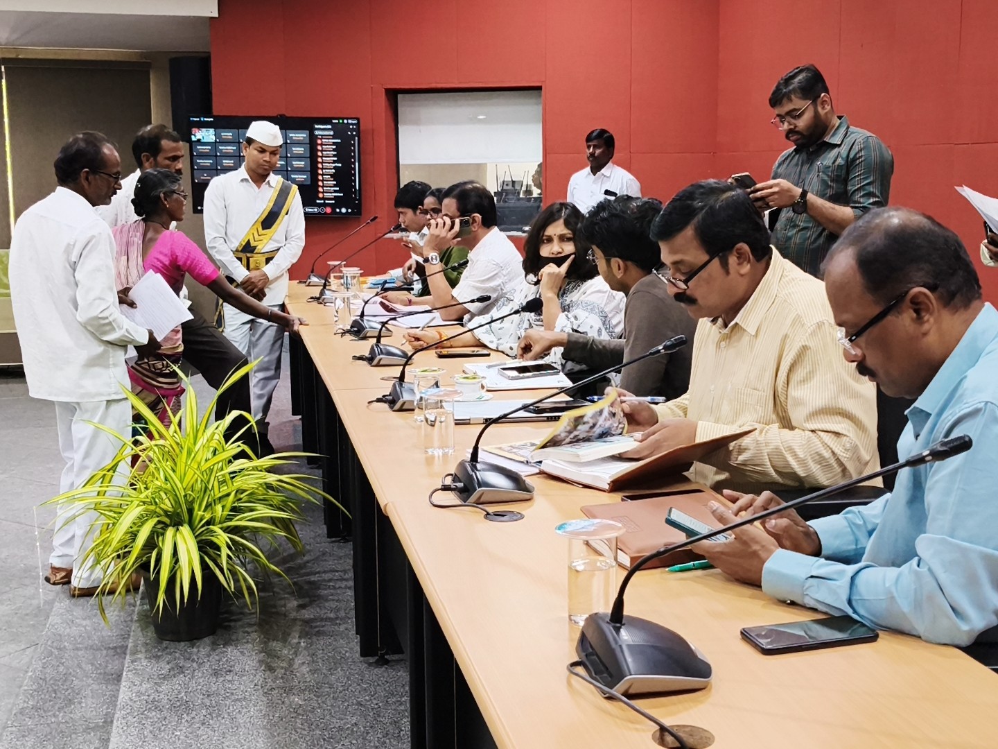 ‘ప్రజా సమస్యల పరిష్కారంలో నిర్లక్ష్యం వహించకూడదు’