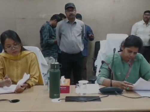 ప్రజావాణిలో ఫిర్యాదులు స్వీకరించిన కలెక్టర్