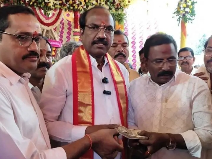 జాతర నిర్వహణకు ఎమ్మెల్యే విరాళం