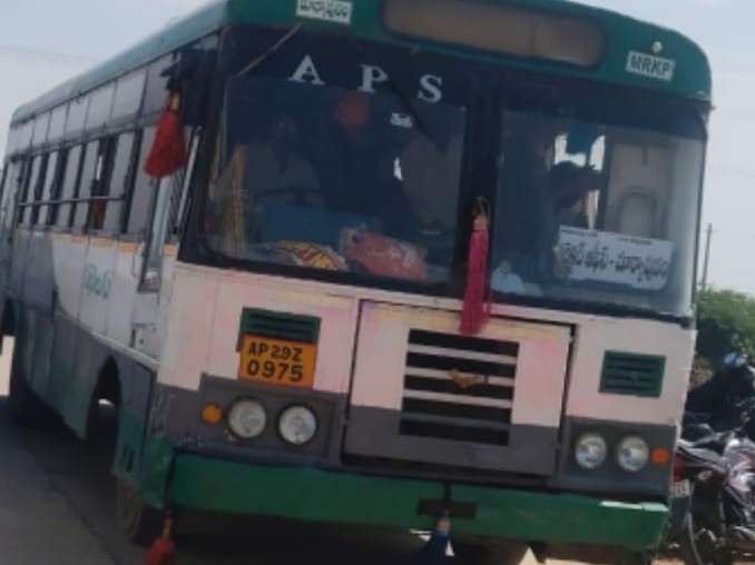 కలెక్టర్ కార్యాలయానికి ప్రత్యేక బస్సు