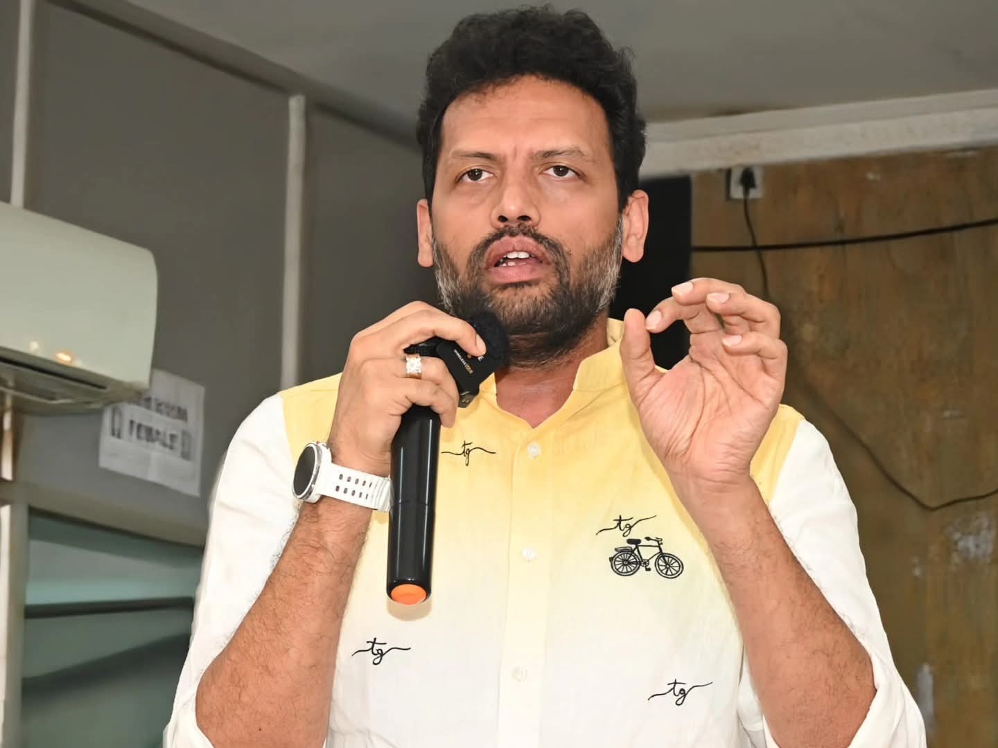 కార్యకర్తపై జరిగిన దాడిని ఖండించిన మంత్రి